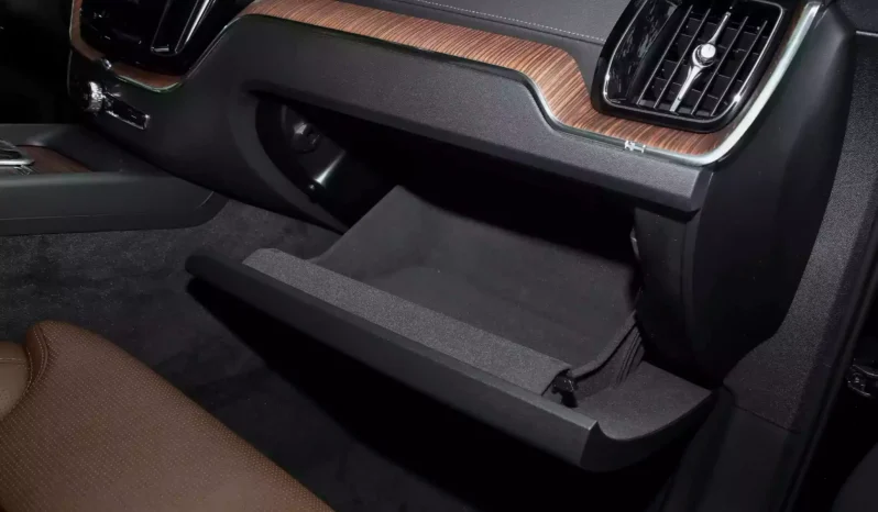 
								Volvo XC60 PHEV full									