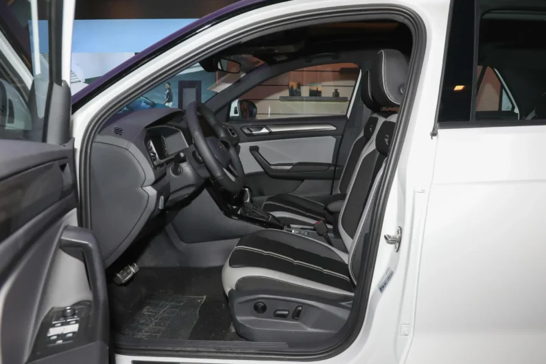 
								Volkswagen T-Roc full									