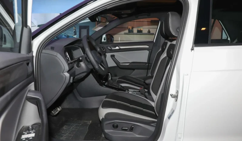 
								Volkswagen T-Roc full									