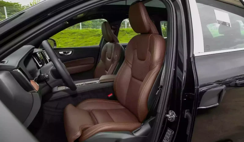 
								Volvo XC60 PHEV full									