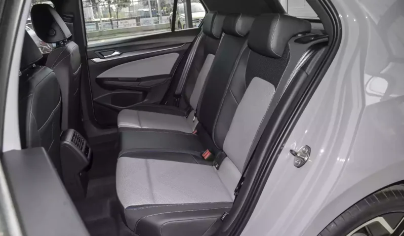 
								Volkswagen Golf full									