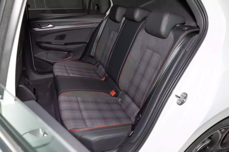 
								Volkswagen Golf GTI full									