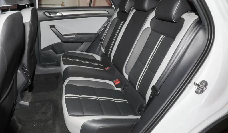 
								Volkswagen T-Roc full									