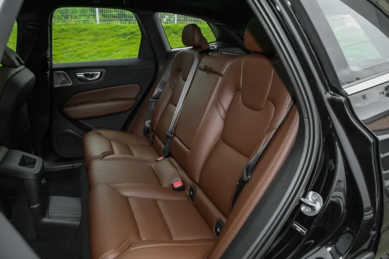 
								Volvo XC60 PHEV full									