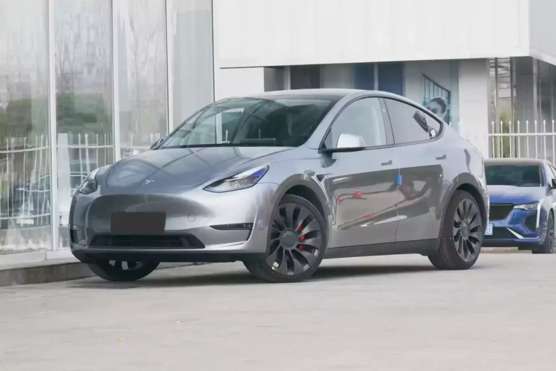 
								Tesla Model Y full									