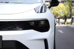
										Lynk & Co 01 full									