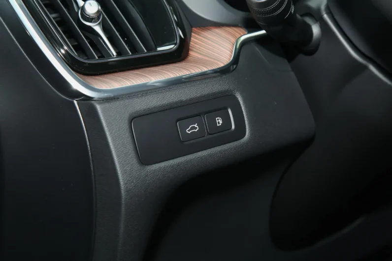 
								Volvo XC60 PHEV full									