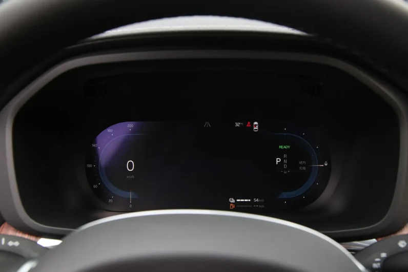 
								Volvo XC60 PHEV full									