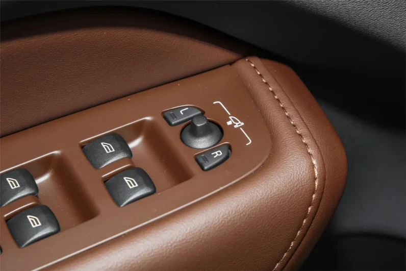 
								Volvo XC60 PHEV full									