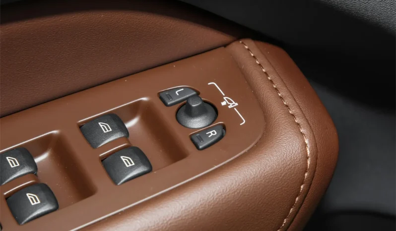 
								Volvo XC60 PHEV full									