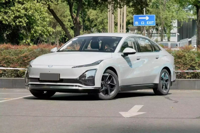 
								Wuling Xingguang EV full									