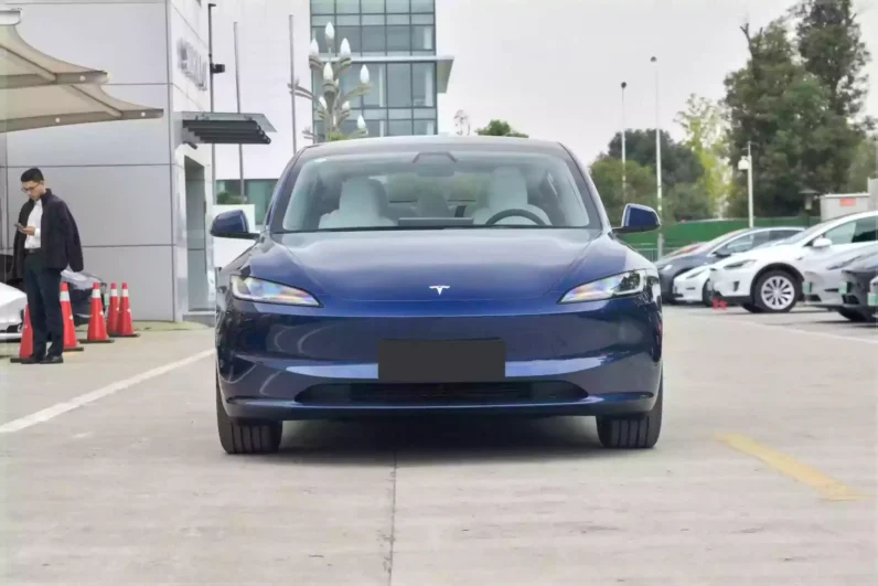 
								Tesla Model 3 full									