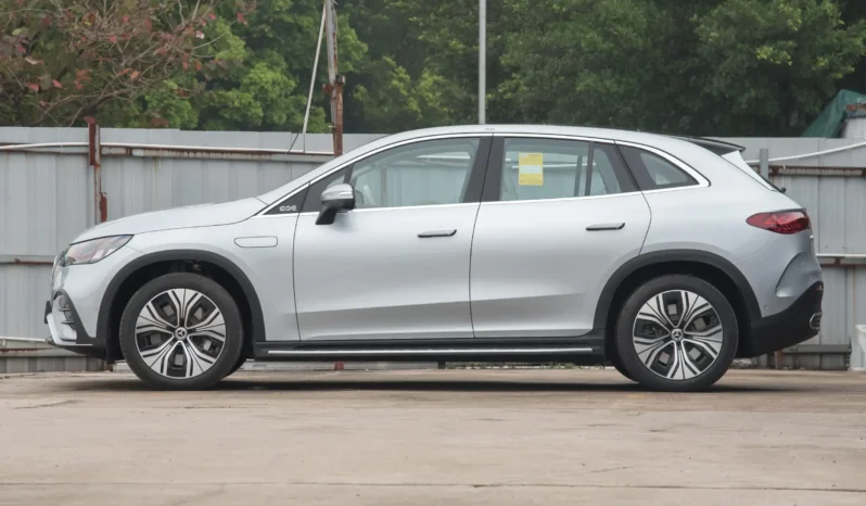 
								Mercedes-Benz EQE SUV full									