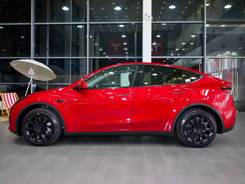 
								Tesla Model Y full									