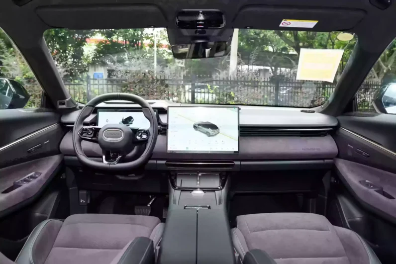 
								Lynk & Co 08 EM-P full									