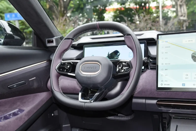 
								Lynk & Co 08 EM-P full									