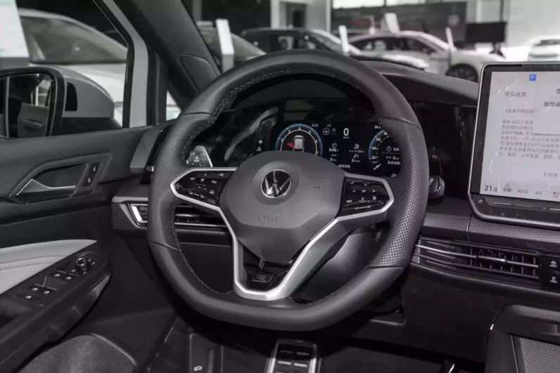 
								Volkswagen Golf full									