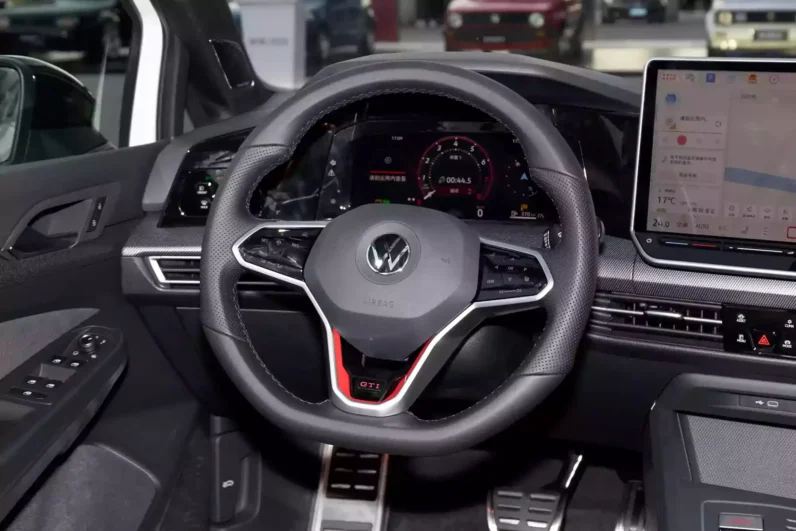 
								Volkswagen Golf GTI full									
