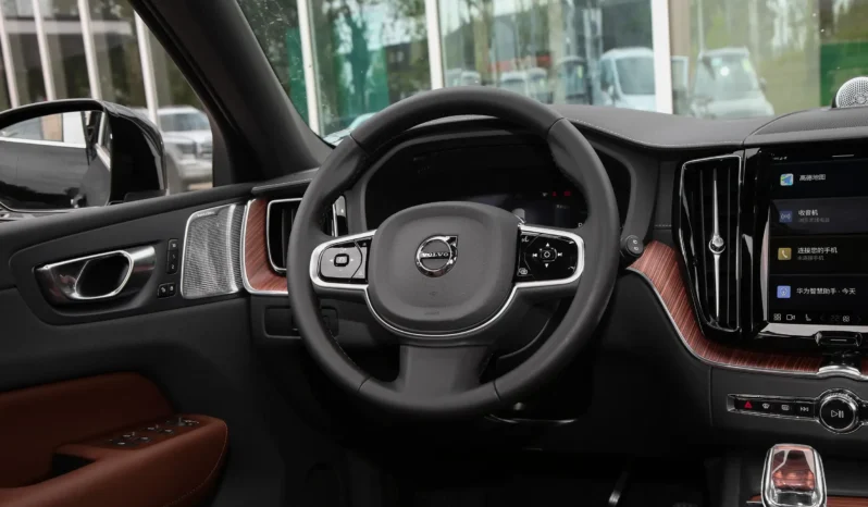 
								Volvo XC60 PHEV full									