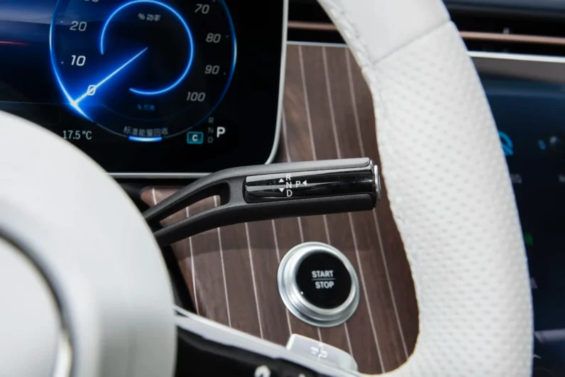 
								Mercedes-Benz EQE SUV full									