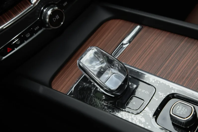 
								Volvo XC60 PHEV full									