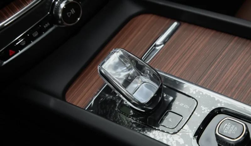 
								Volvo XC60 PHEV full									